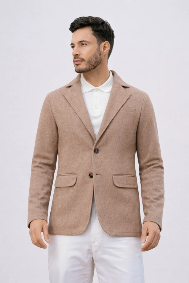 Blazer casual para hombre modelo Amazon en color beige, con corte moderno, deportivo y ajuste cómodo. Ideal para un look de oficina relajado. Compra con Pago Contra Entrega y crédito ADDI en lsjsas.com.