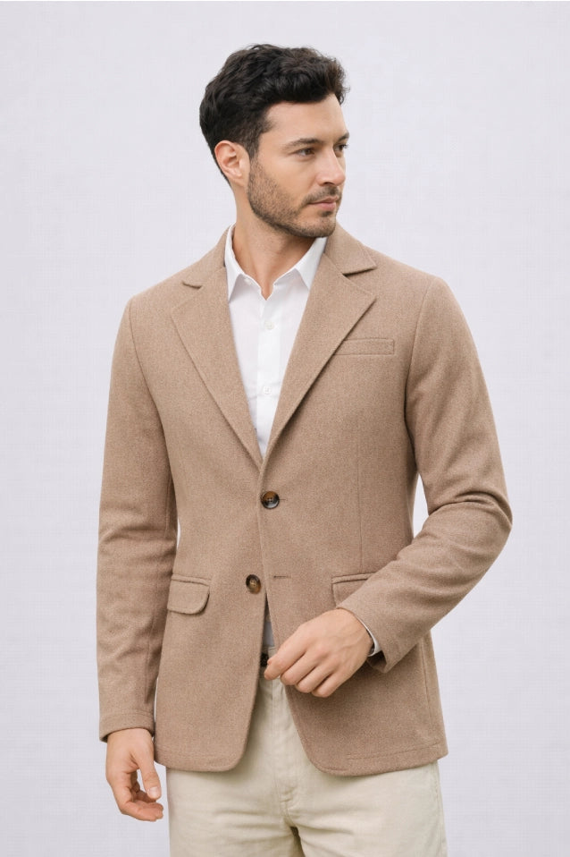 Blazer casual para hombre modelo Amazon en color beige, con corte moderno, deportivo y ajuste cómodo. Ideal para un look de oficina relajado. Compra con Pago Contra Entrega y crédito ADDI en lsjsas.com.