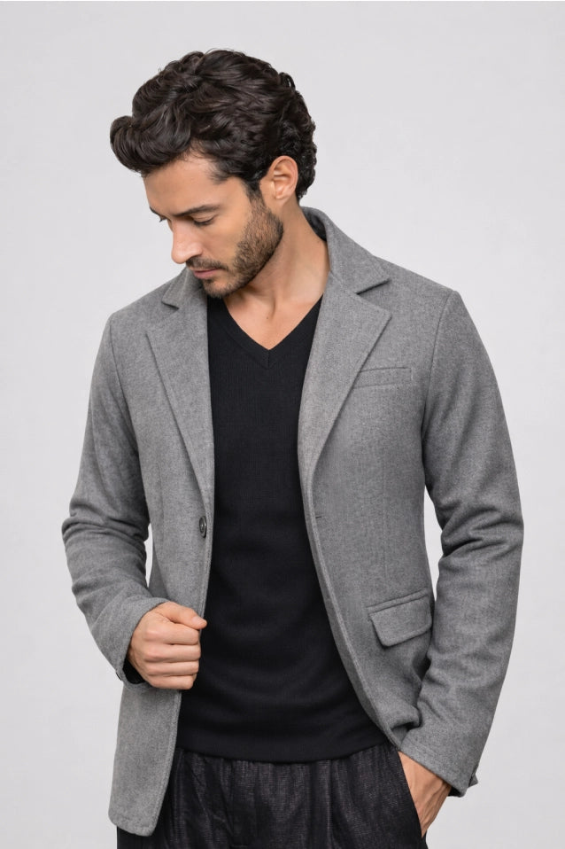 Blazer gris modelo Amazon de LSJ SAS, resaltando su silueta y confección nacional de alta calidad. Envíos a todo el país con opción de Pago Contra Entrega y todos los medios de pago.
