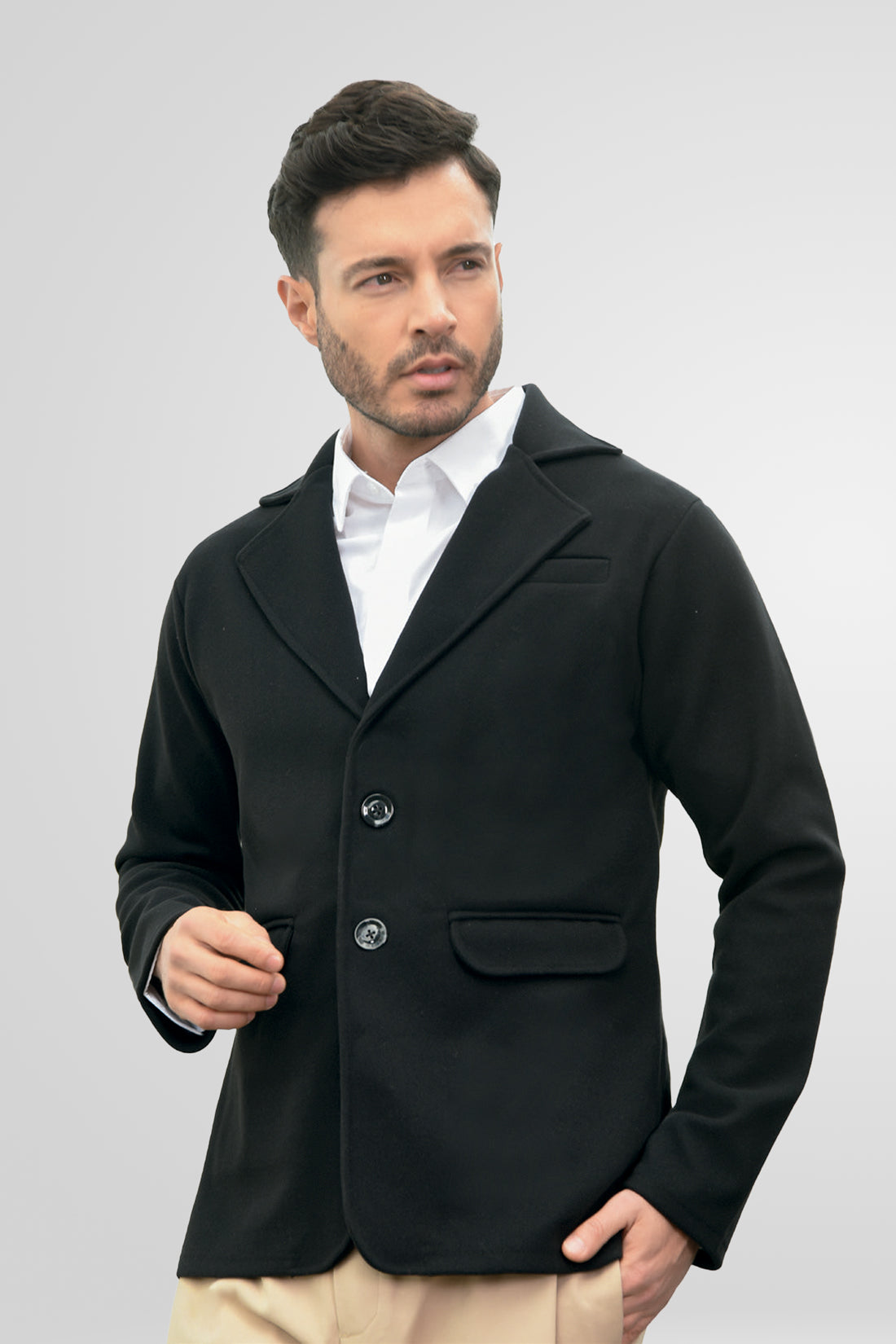 Blazer negro clásico para hombre modelo Amazon, la prenda esencial para combinar con jeans o dril. Estilo impecable con facilidades de pago a cuotas y entrega segura en lsjsas.com.