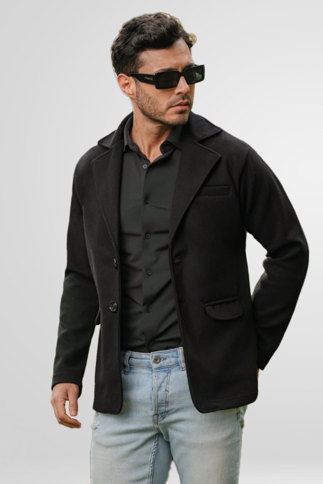 Blazer negro clásico para hombre modelo Amazon, la prenda esencial para combinar con jeans o dril. Estilo informal con facilidades de pago a cuotas y entrega segura en lsjsas.com.