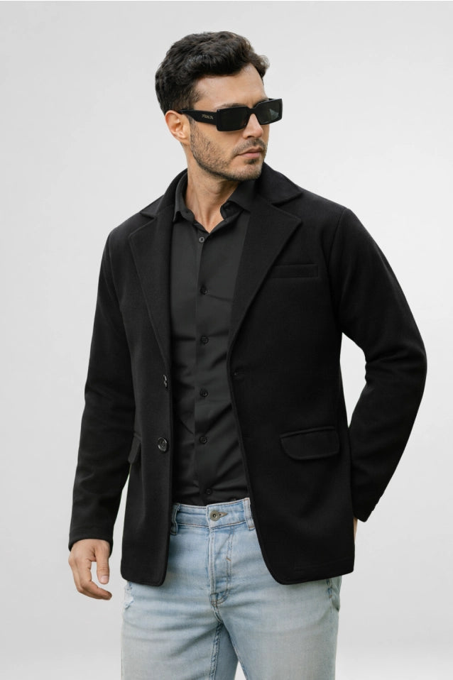 Blazer negro clásico para hombre modelo Amazon, la prenda esencial para combinar con jeans o dril. Estilo informal con facilidades de pago a cuotas y entrega segura en lsjsas.com.