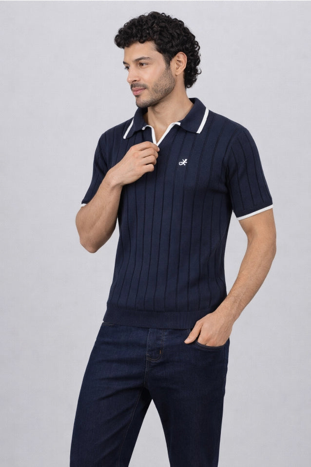 Hombre vistiendo la Camisa Afar de LSJ SAS, una prenda tipo polo tejida en algodón 100% sostenible disponible en color azul.