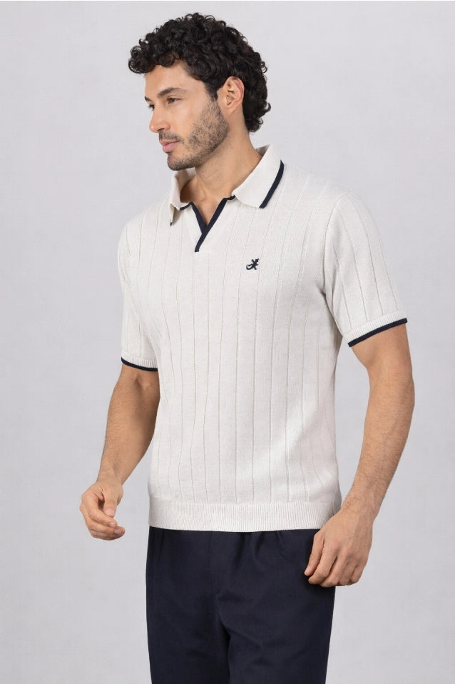 Hombre vistiendo la Camisa Afar de LSJ SAS, una prenda tipo polo tejida en algodón 100% sostenible disponible en color blanco.
