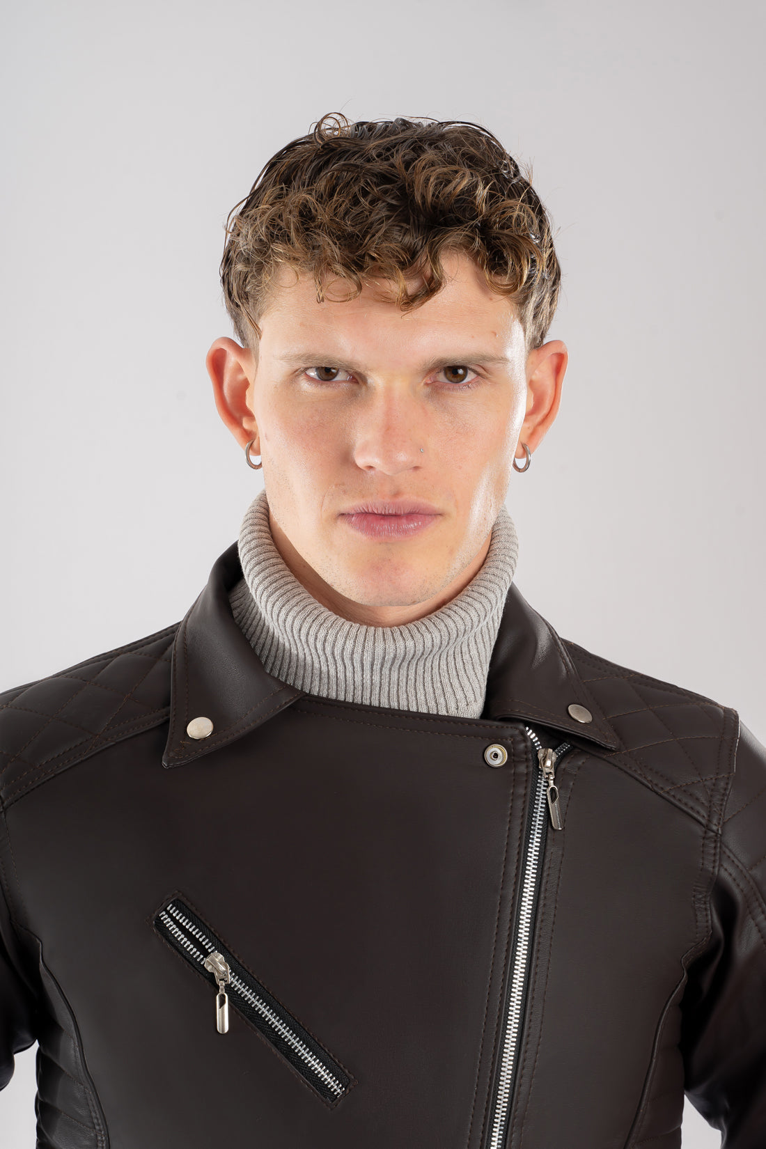 Chamarra cafe para hombre imagen detalla frente AD10 estilo rockero con paneles laterales acolchados en cuerotex. Disponible con Pago Contra Entrega, crédito ADDI y Sistecrédito en lsjsas.com