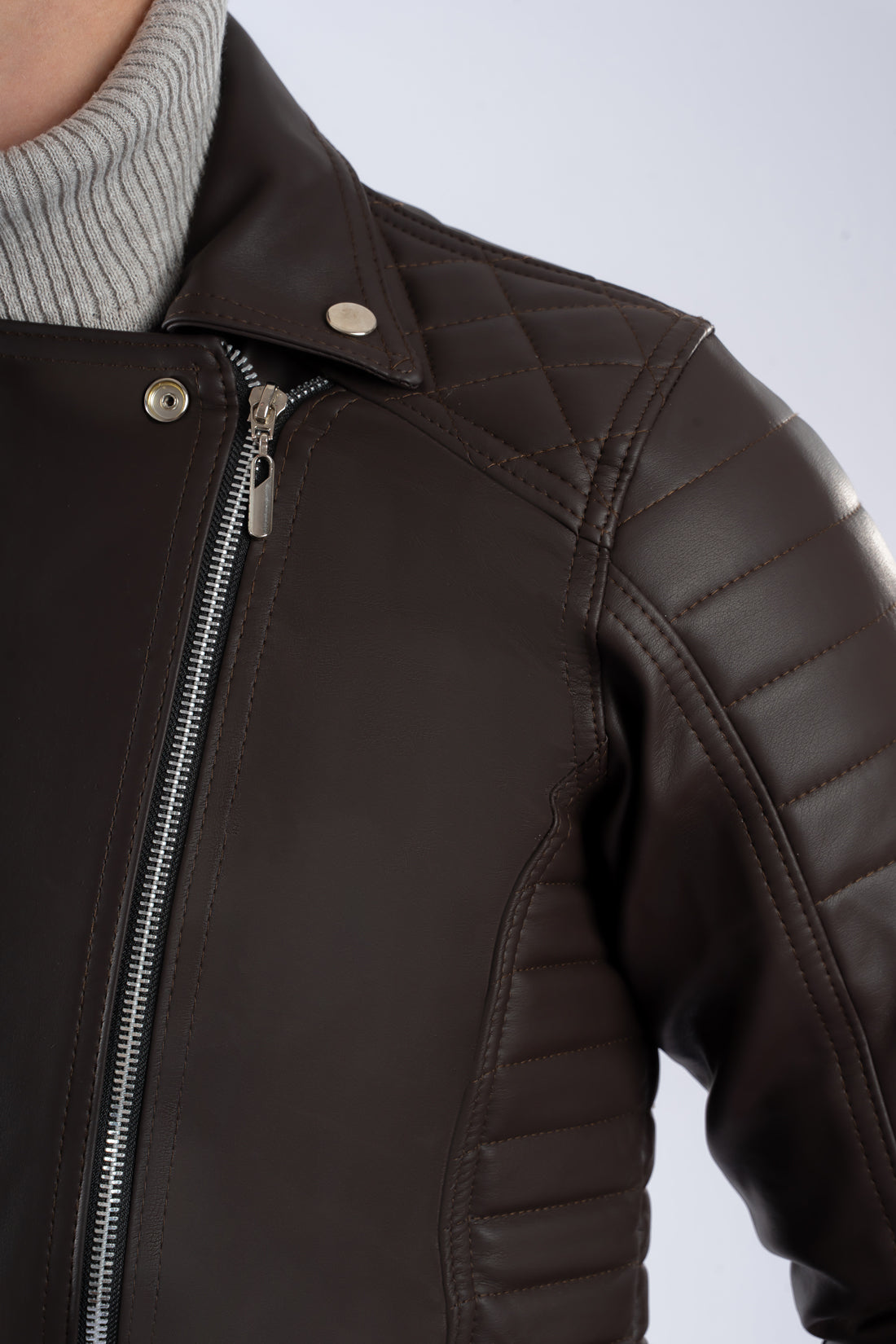 Chamarra cafe para hombre imagen detalle hombro AD10 estilo rockero con paneles laterales acolchados en cuerotex. Disponible con Pago Contra Entrega, crédito ADDI y Sistecrédito en lsjsas.com