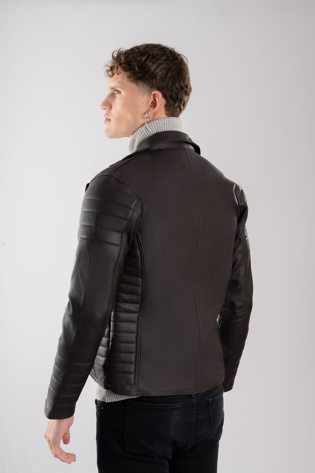 Chamarra cafe para hombre espalda AD10 estilo rockero con paneles laterales acolchados en cuerotex. Disponible con Pago Contra Entrega, crédito ADDI y Sistecrédito en lsjsas.com