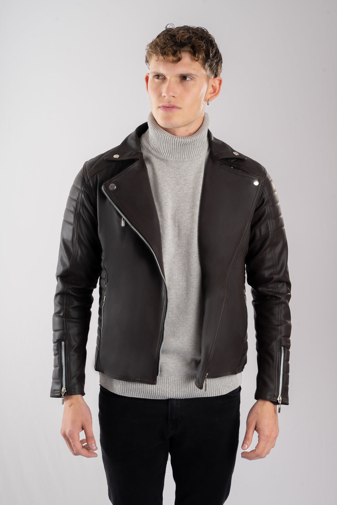 Chamarra cafe para hombre imagen frontal AD10 estilo rockero con paneles laterales acolchados en cuerotex. Disponible con Pago Contra Entrega, crédito ADDI y Sistecrédito en lsjsas.com