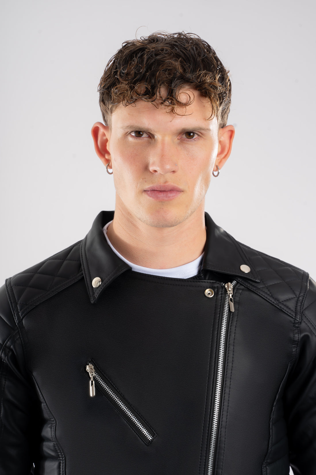 Chamarra negra para hombre imagen detalla frente AD10 estilo rockero con paneles laterales acolchados en cuerotex. Disponible con Pago Contra Entrega, crédito ADDI y Sistecrédito en lsjsas.com