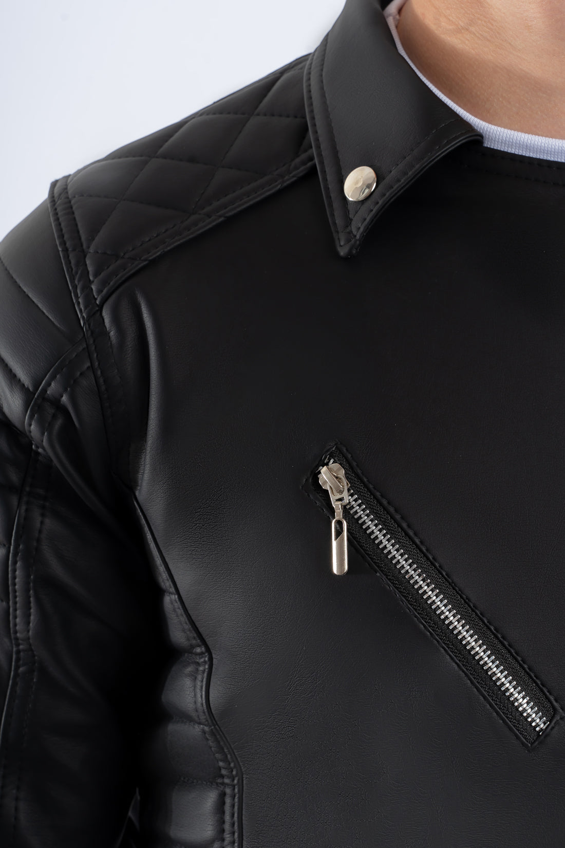 Chamarra negra para hombre imagen detalle hombro AD10 estilo rockero con paneles laterales acolchados en cuerotex. Disponible con Pago Contra Entrega, crédito ADDI y Sistecrédito en lsjsas.com