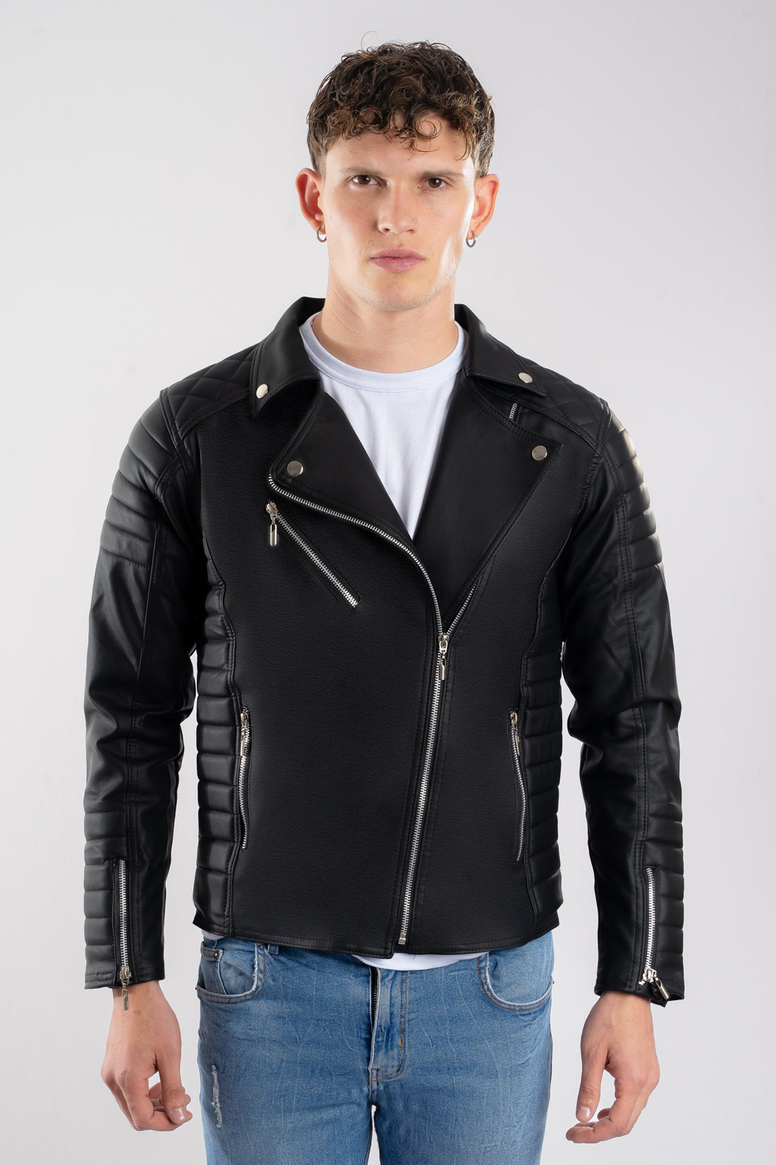 Chamarra negra para hombre imagen frontal AD10 estilo rockero con paneles laterales acolchados en cuerotex. Disponible con Pago Contra Entrega, crédito ADDI y Sistecrédito en lsjsas.com