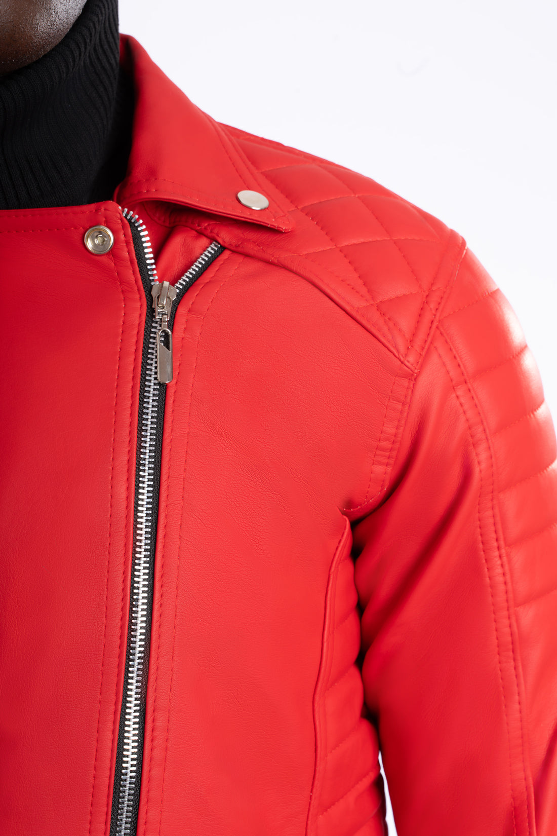 Chamarra roja para hombre imagen detalle hombro AD10 estilo rockero con paneles laterales acolchados en cuerotex. Disponible con Pago Contra Entrega, crédito ADDI y Sistecrédito en lsjsas.com