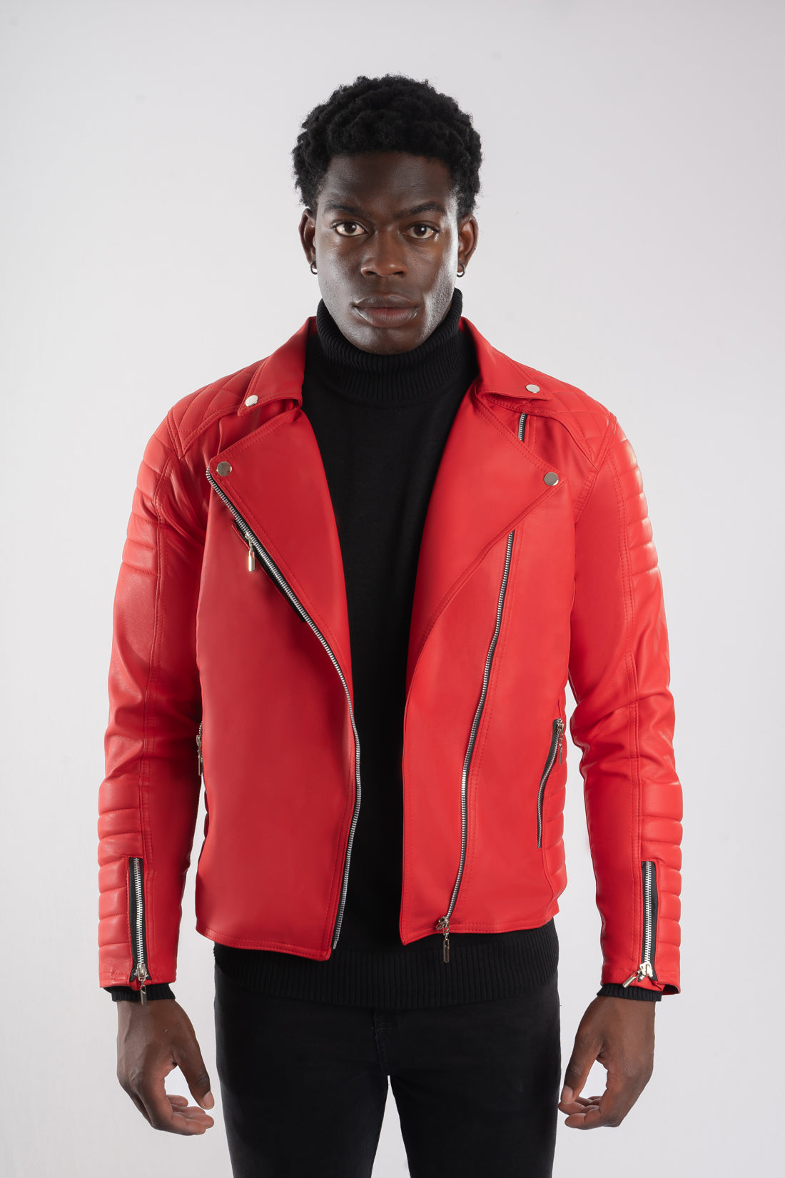 Chamarra roja para hombre imagen frontal AD10 estilo rockero con paneles laterales acolchados en cuerotex. Disponible con Pago Contra Entrega, crédito ADDI y Sistecrédito en lsjsas.com