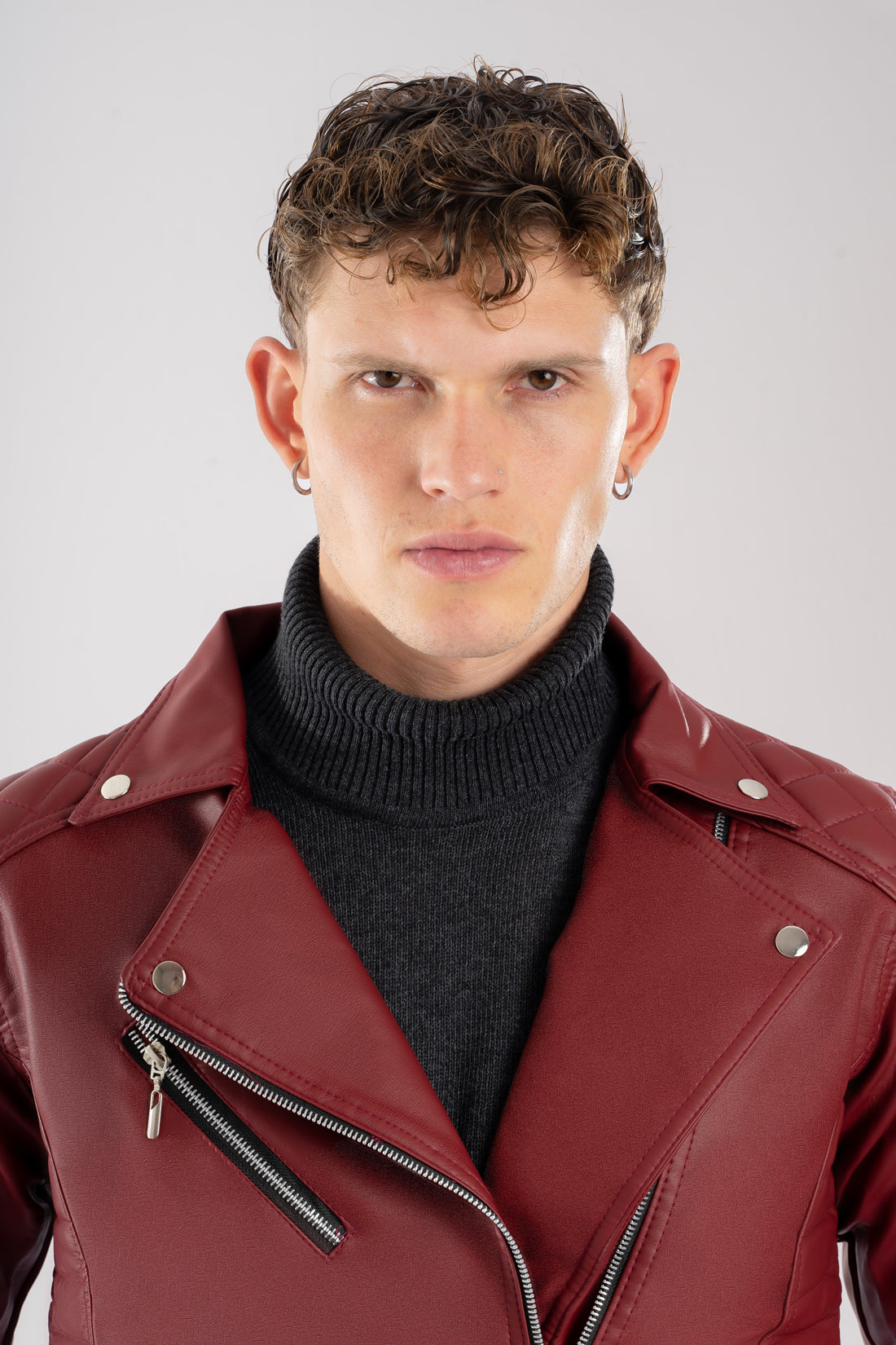 Chamarra vinotinto para hombre imagen detalla frente AD10 estilo rockero con paneles laterales acolchados en cuerotex. Disponible con Pago Contra Entrega, crédito ADDI y Sistecrédito en lsjsas.com