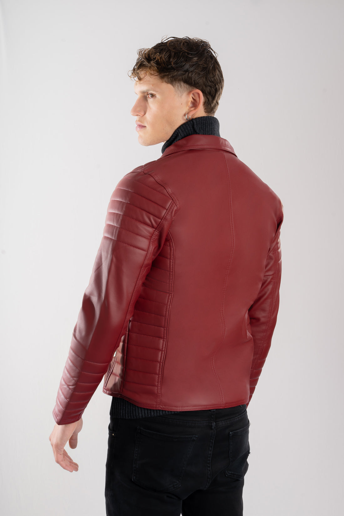 Chamarra vinotinto para hombre espalda AD10 estilo rockero con paneles laterales acolchados en cuerotex. Disponible con Pago Contra Entrega, crédito ADDI y Sistecrédito en lsjsas.com
