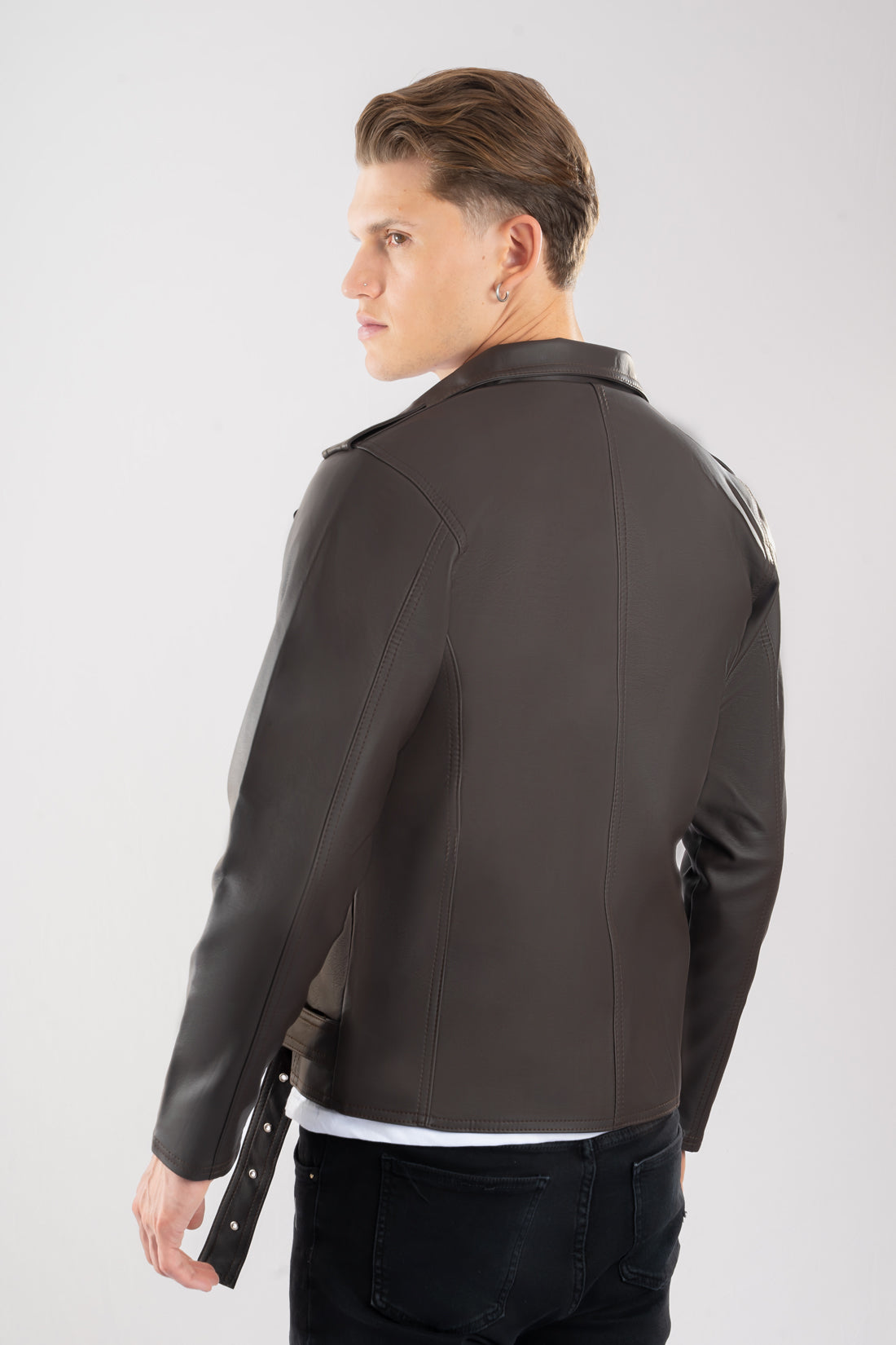 Vista trasera de la Chamarra de cuerotex cafe para hombre, con un estilo rockero , vista espalda.