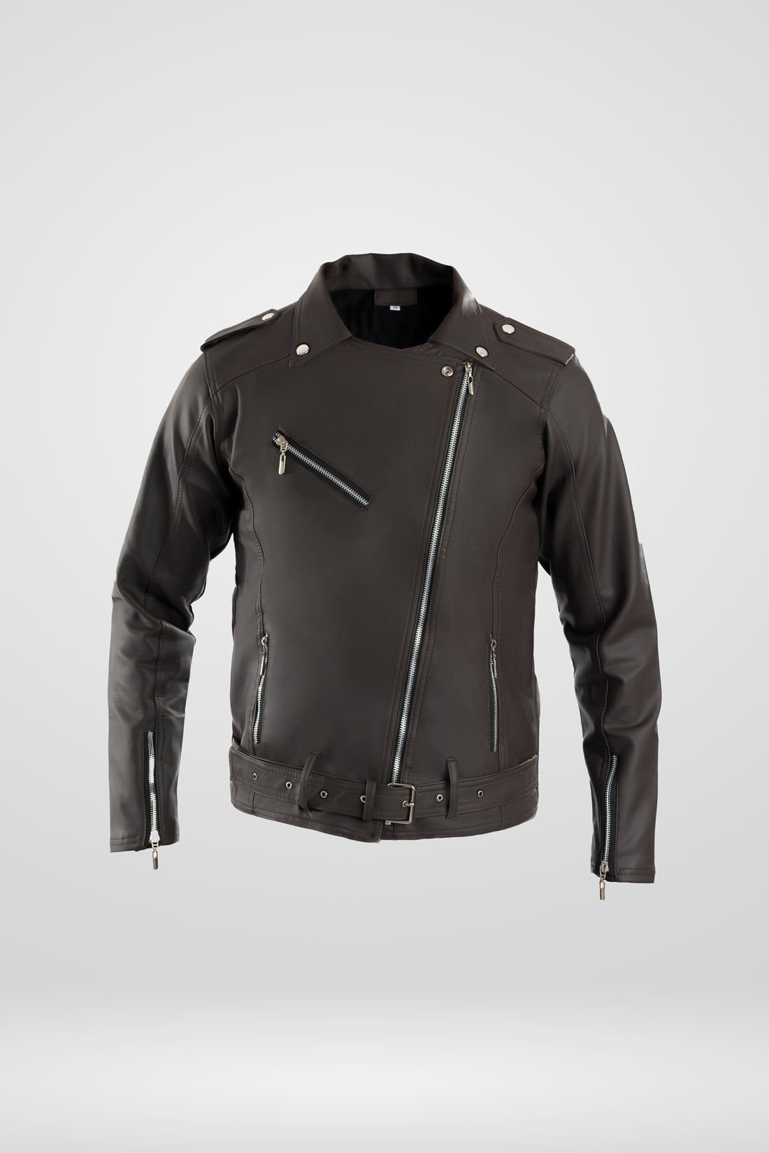 Chamarra de cuerotex para hombre en color café oscuro, estilo rebelde con hebilla en la cintura, vista frontal.