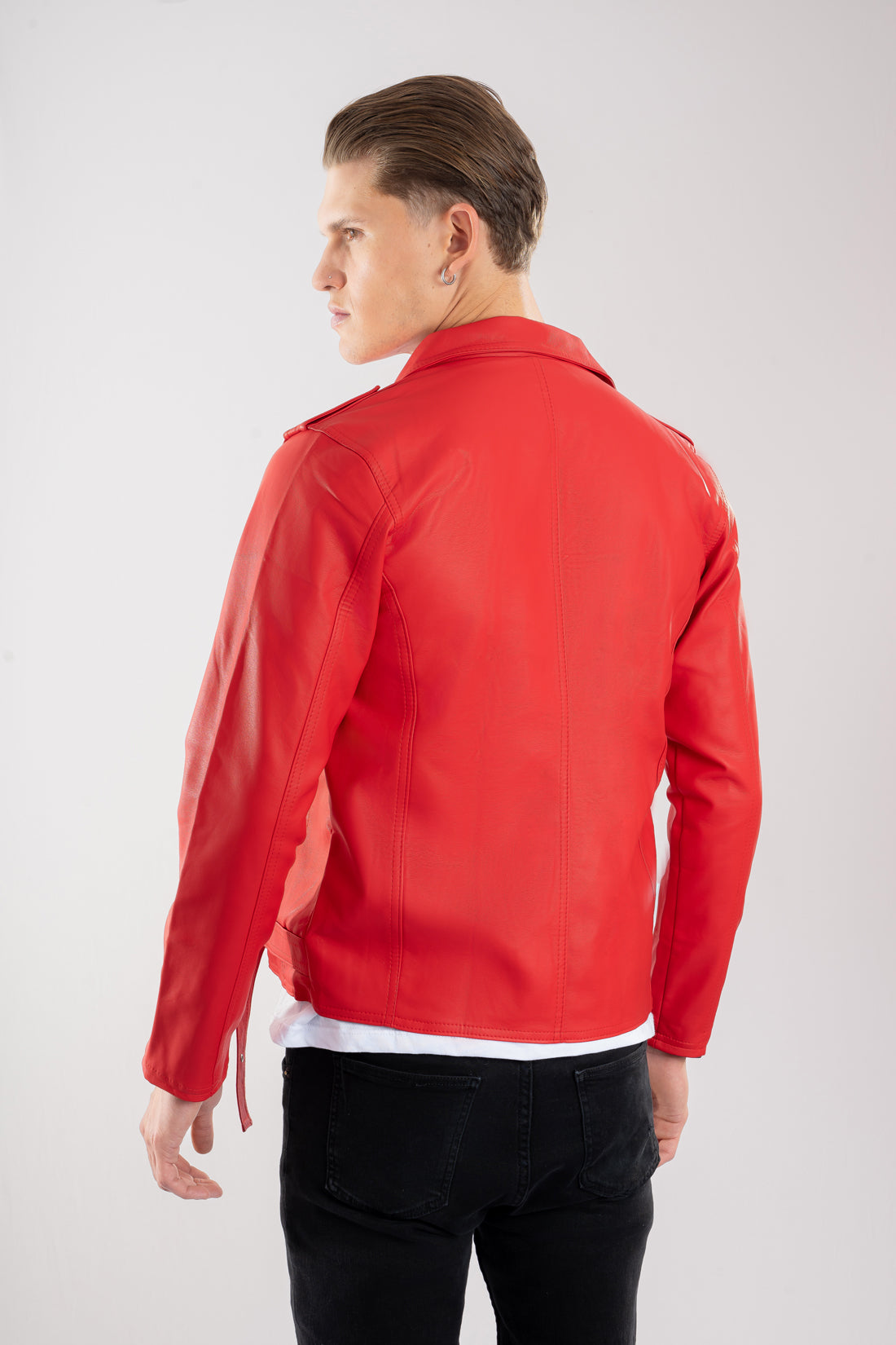 Vista trasera de la Chamarra de cuerotex roja para hombre, con un estilo rockero , vista espalda.