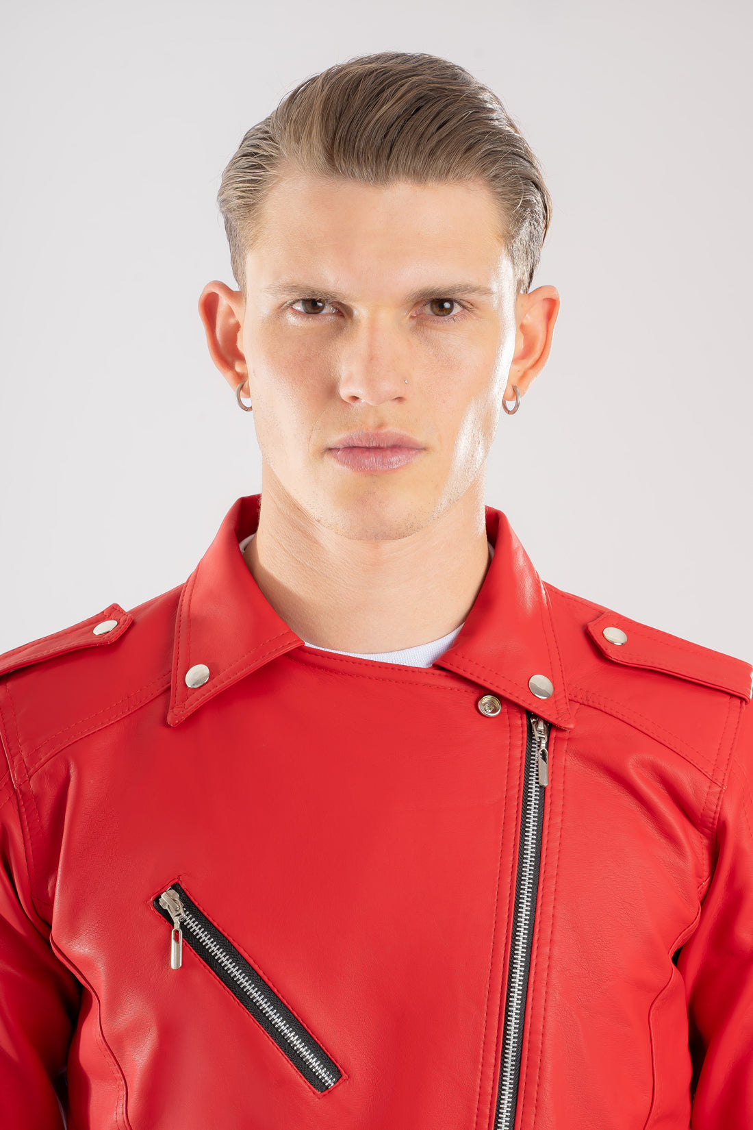 Vista frontal de la Chamarra de cuerotex roja para hombre, una pieza de declaración con un estilo rockero y un diseño distintivo en el cuello.