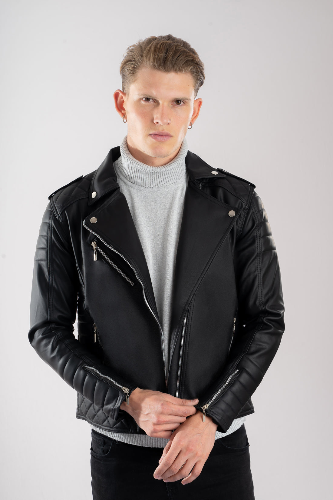 Chamarra negra para hombre modelo L250 con diseño rockero y paneles acolchados en hombros. Confeccionada en cuerotex premium. Disponible con Pago Contra Entrega y ADDI en lsjsas.com.