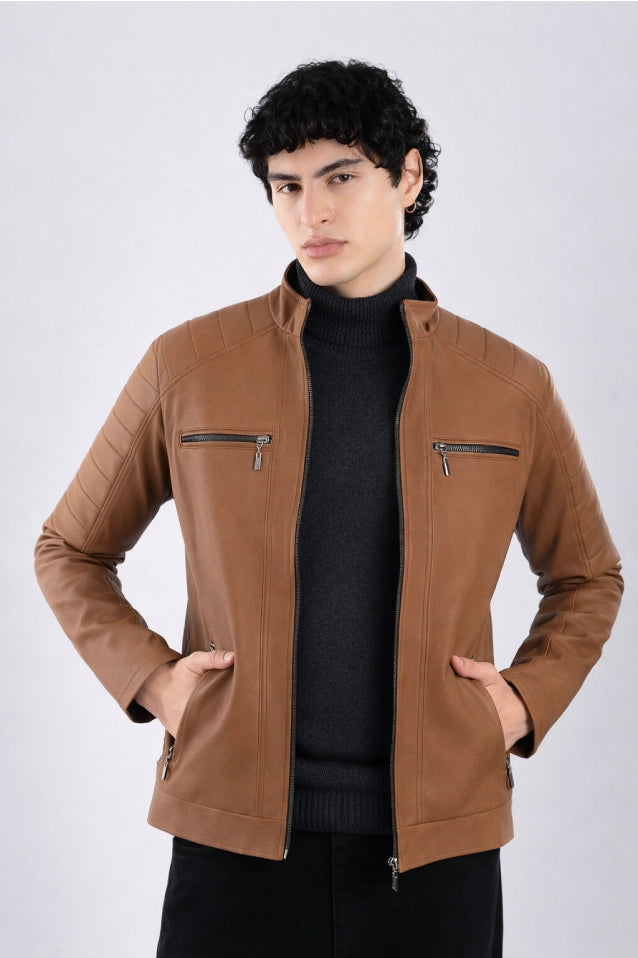 Chaqueta de lujo para hombre modelo Audi en color cafe claro, confeccionada en cuerotex grueso con exclusivos paneles acolchados en hombros y brazos. Diseño premium disponible con Pago Contra Entrega, ADDI y Sistecrédito en lsjsas.com.