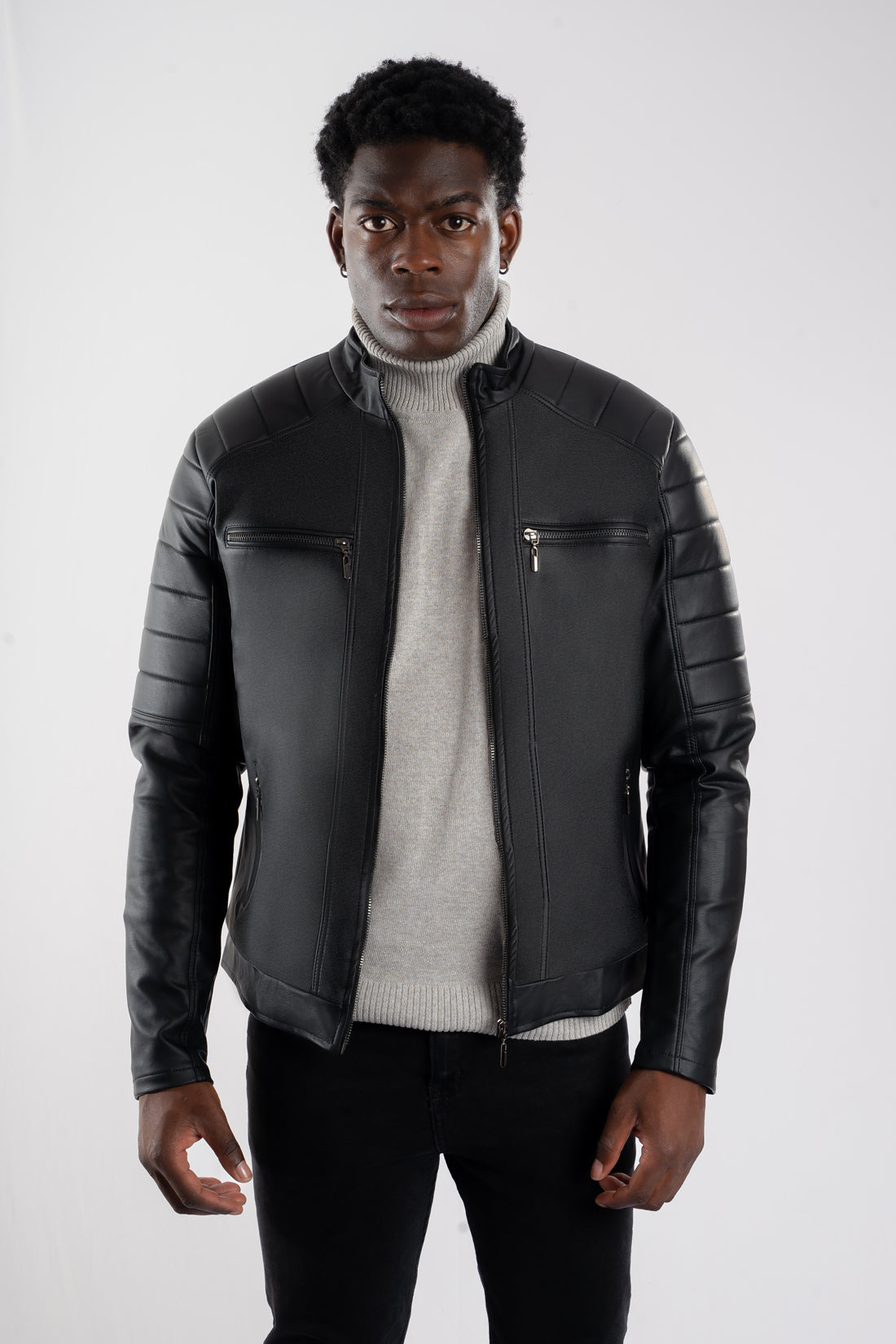 Chaqueta de lujo para hombre modelo Audi en color negro, confeccionada en cuerotex grueso con exclusivos paneles acolchados en hombros y brazos. Diseño premium disponible con Pago Contra Entrega, ADDI y Sistecrédito en lsjsas.com.