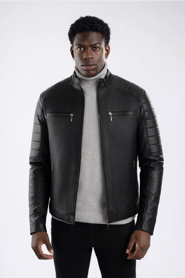 Chaqueta de lujo para hombre modelo Audi en color negro, confeccionada en cuerotex grueso con exclusivos paneles acolchados en hombros y brazos. Diseño premium disponible con Pago Contra Entrega, ADDI y Sistecrédito en lsjsas.com.