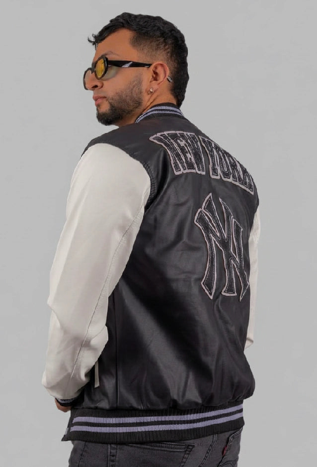 Chaqueta Bomber beisbolera New York para hombre en color negro vista lateral con logos bordados de estilo y material Cuerotex resistente. Disponible con Pago Contra Entrega, crédito ADDI y Sistecrédito en lsjsas.com