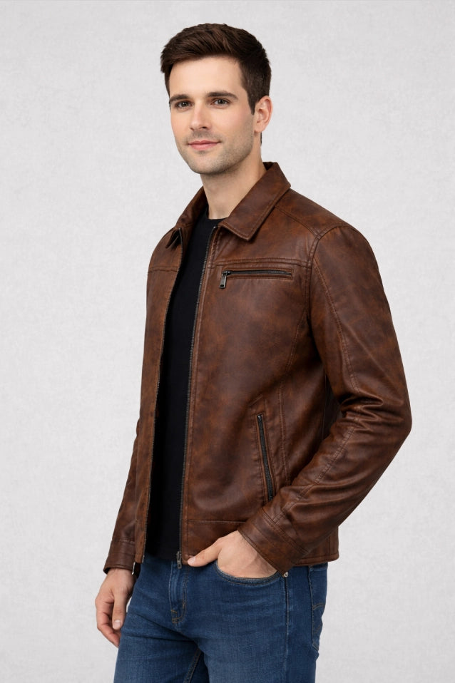 Vista lateral de la chaqueta camisero marrón para hombre en cuerotex, diseño elegante con bolsillos de cremallera.