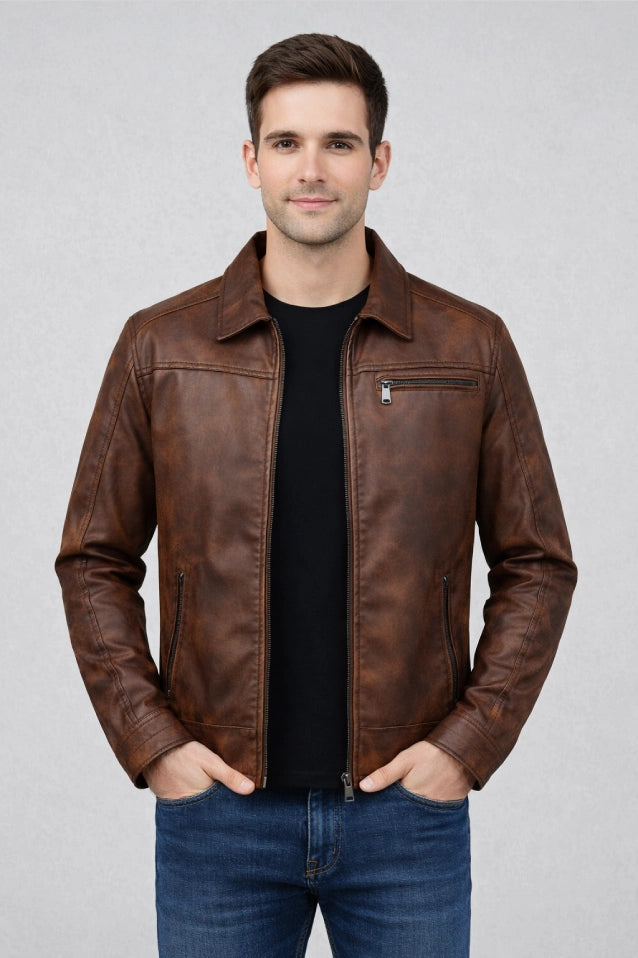 Vista frontal de la chaqueta camisero marrón para hombre en cuerotex, diseño elegante con bolsillos de cremallera.