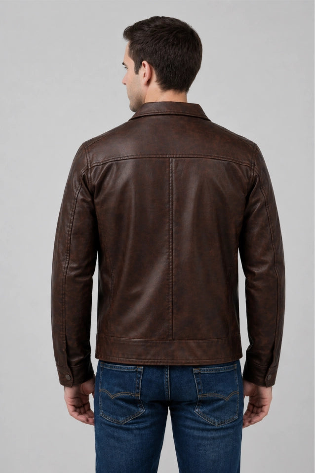 Vista espalda de la chaqueta camisero marrón para hombre en cuerotex, diseño elegante con bolsillos de cremallera.