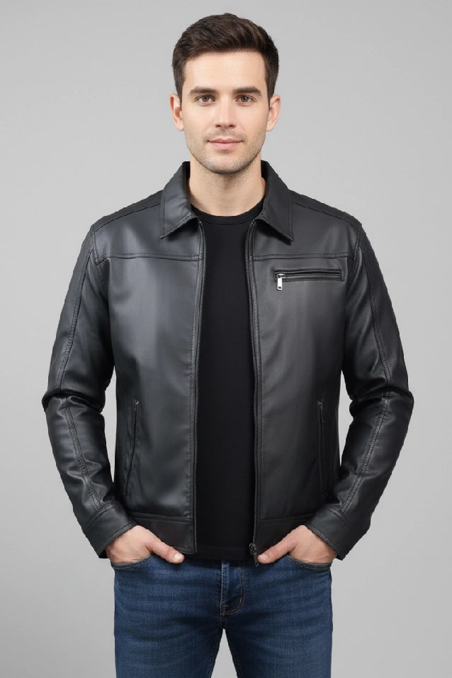 Vista frontal de la chaqueta camisero negra para hombre en cuerotex, diseño elegante con bolsillos de cremallera.