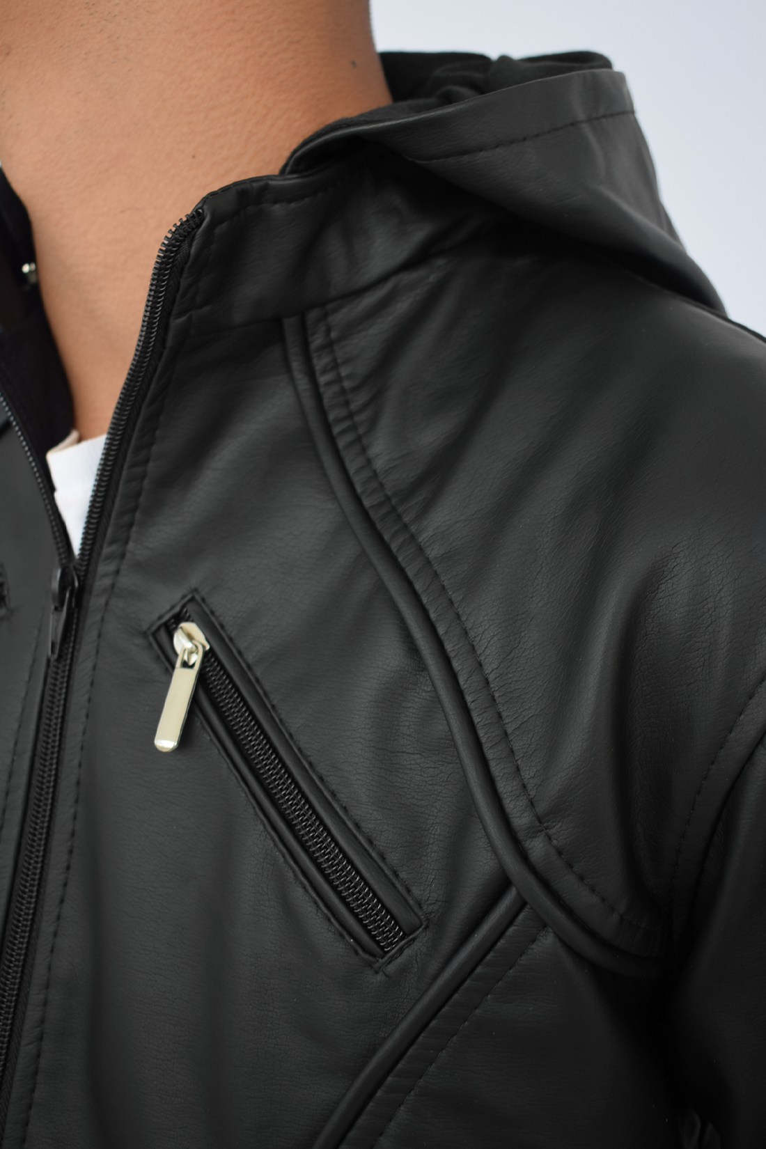 Chaqueta para hombre modelo vista cuello, Capota Nissy en color negro, confeccionada en cuerotex. Diseño premium disponible con Pago Contra Entrega, ADDI y Sistecrédito en lsjsas.com.