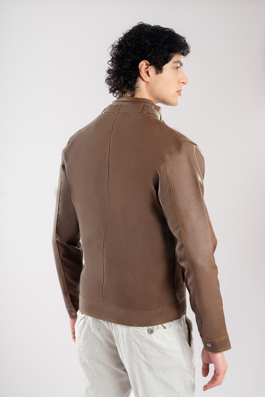 Vista trasera de la chaqueta clásica de Cuerotex color café claro, mostrando el corte limpio.