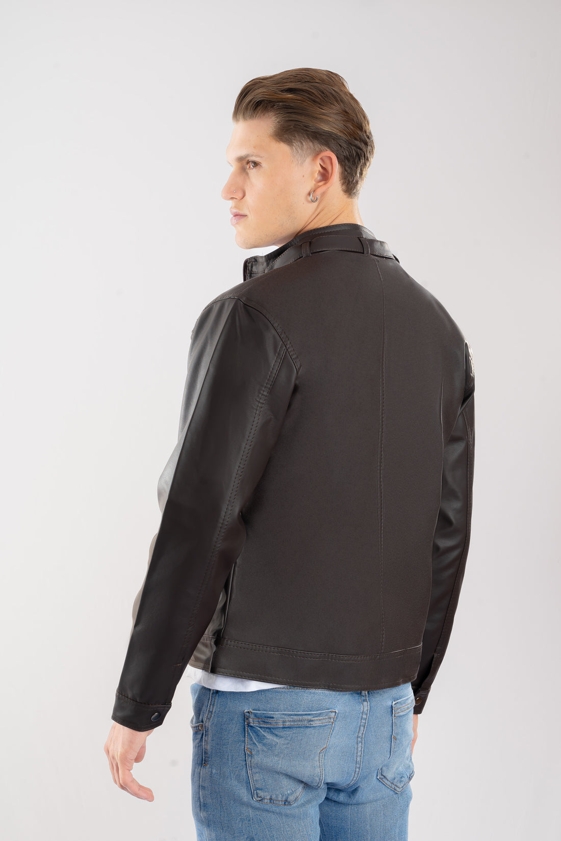 Vista trasera de la chaqueta clásica de Cuerotex color café oscuro, mostrando el corte limpio y atemporal.