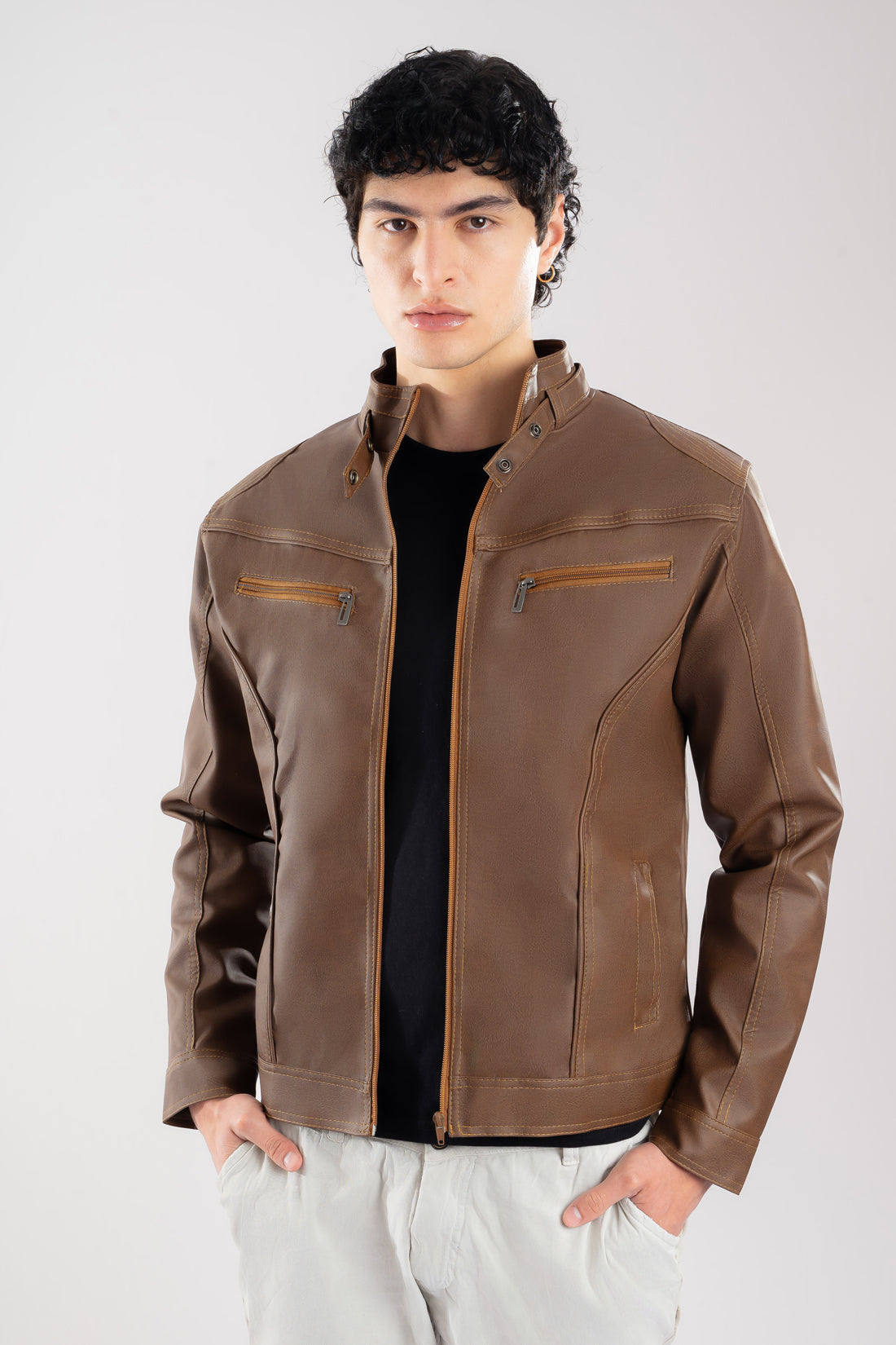 Hombre vistiendo la chaqueta clásica de Cuerotex modelo BJ en color café claro, mostrando un look casual y moderno.