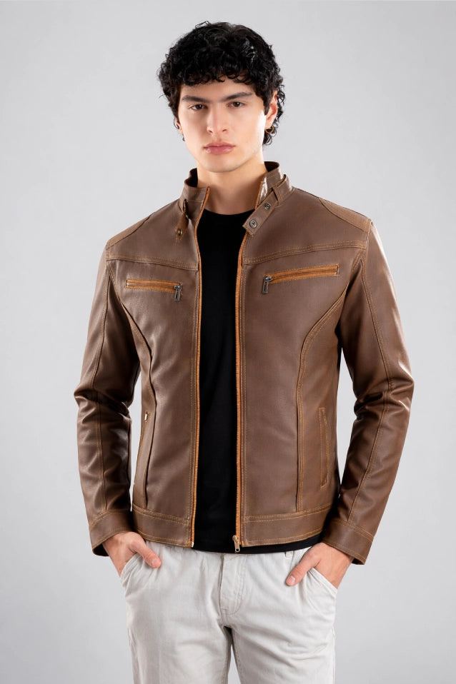 Hombre vistiendo la chaqueta clásica de Cuerotex modelo BJ en color café claro, mostrando un look atemporal y versátil.