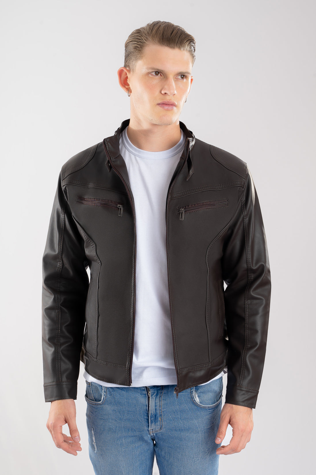 Hombre vistiendo la chaqueta clásica de Cuerotex modelo BJ en color café oscuro, mostrando un look atemporal y versátil.