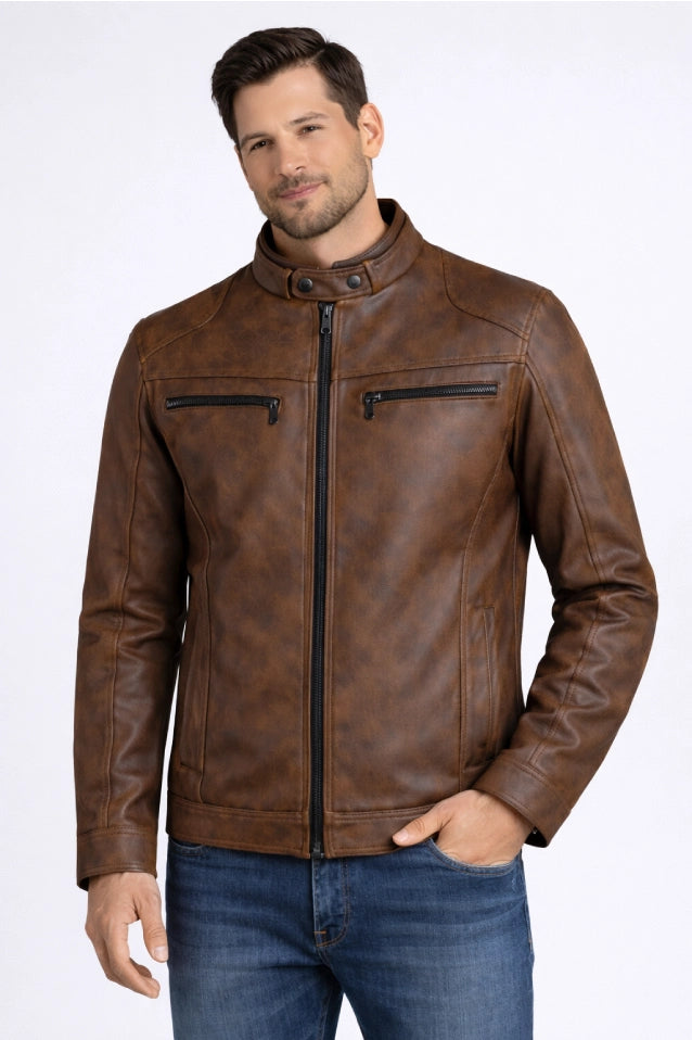 Hombre vistiendo la chaqueta clásica de Cuerotex modelo BJ en color marrón, mostrando un look atemporal y versátil.