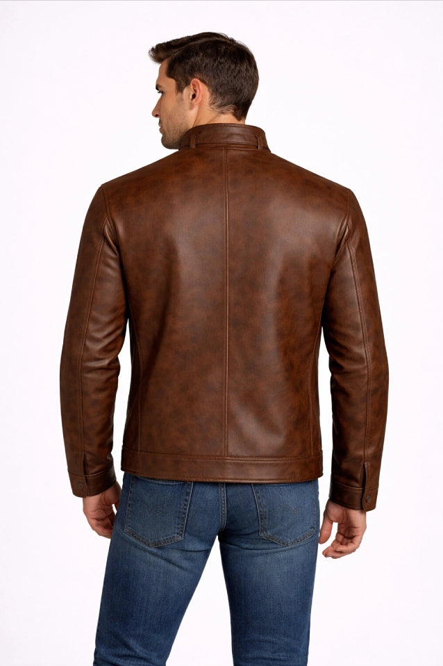 Hombre vistiendo la chaqueta clásica de Cuerotex modelo BJ en color marrón, mostrando vista de espalda.