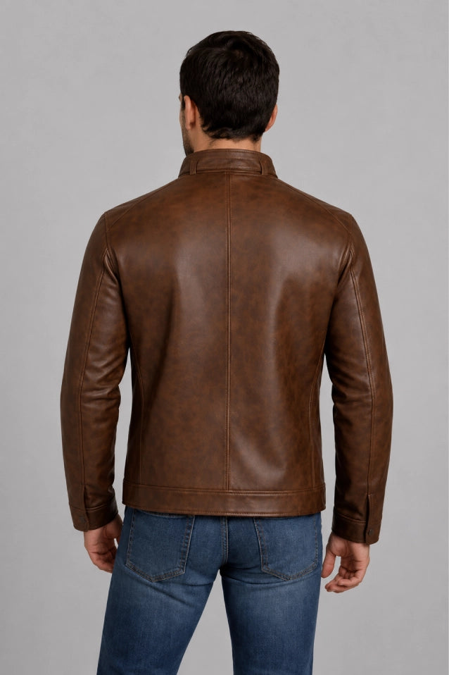 Hombre vistiendo la chaqueta clásica de Cuerotex modelo BJ en color marrón, mostrando vista espalda.