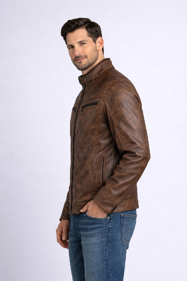 Hombre vistiendo la chaqueta clásica de Cuerotex modelo BJ en color marrón, mostrando vista lateral.