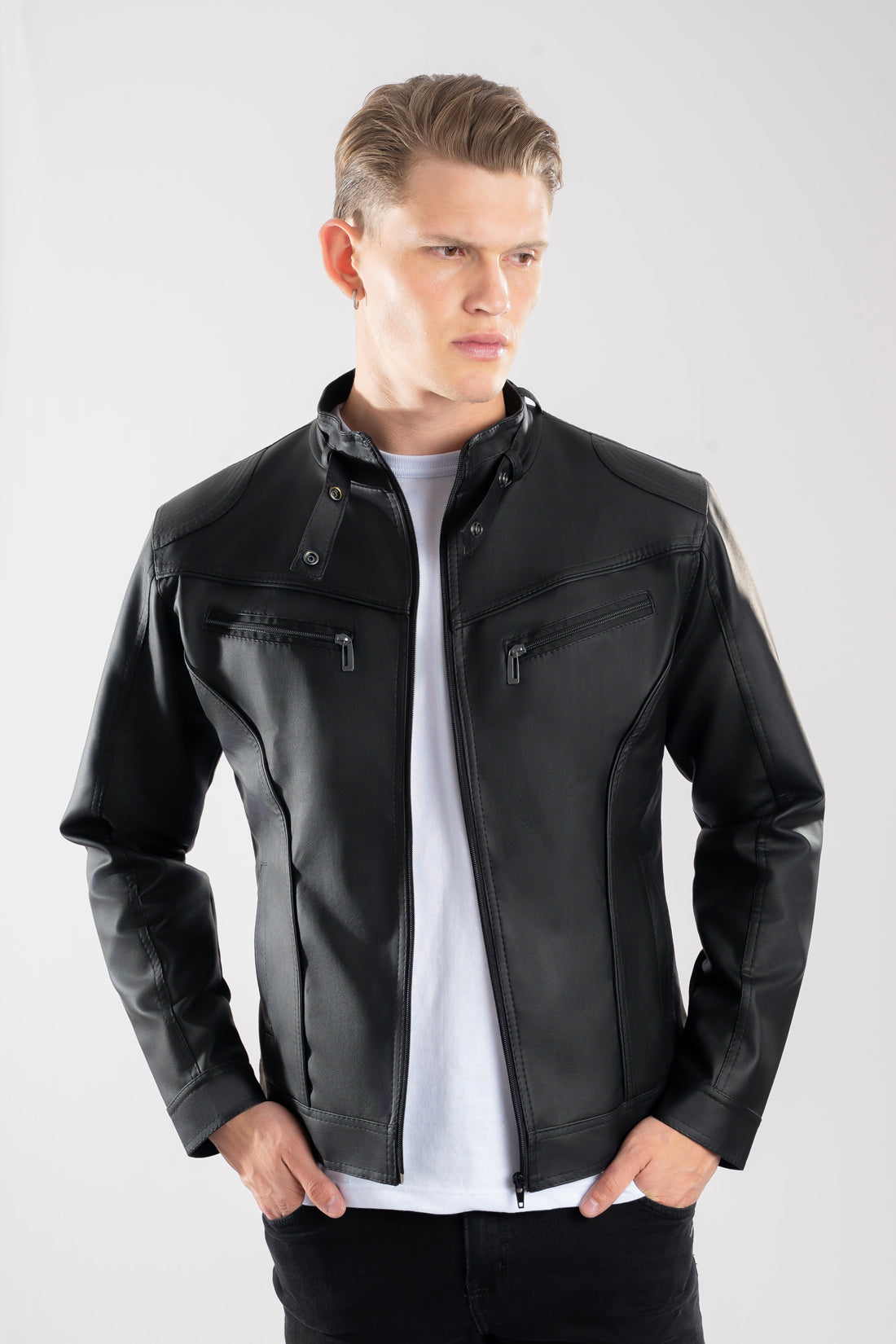 Hombre vistiendo la chaqueta clásica de Cuerotex modelo BJ en color negro, mostrando un look esencial y versátil.