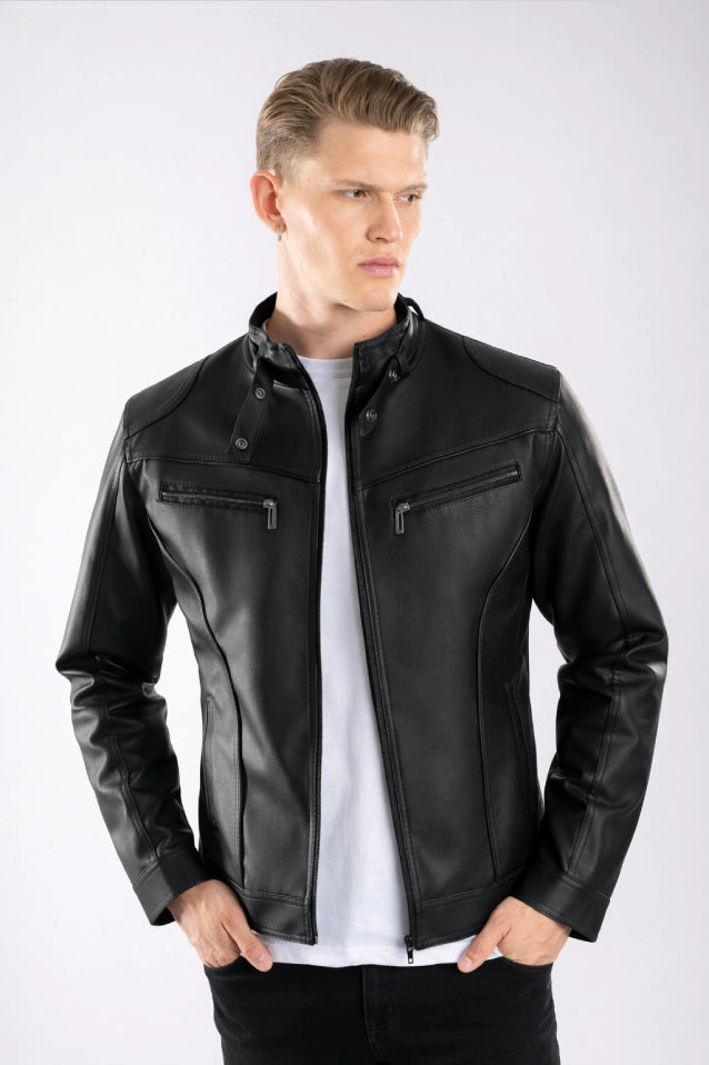 Hombre vistiendo la chaqueta clásica de Cuerotex modelo BJ en color negro, mostrando un look atemporal y versátil.