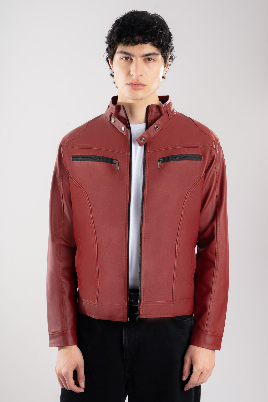 Hombre vistiendo la chaqueta clásica de Cuerotex modelo BJ en color vinotinto, mostrando un look elegante y moderno.