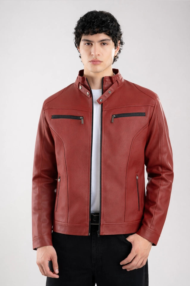 Hombre vistiendo la chaqueta clásica de Cuerotex modelo BJ en color vinotinto, mostrando un look atemporal y versátil.