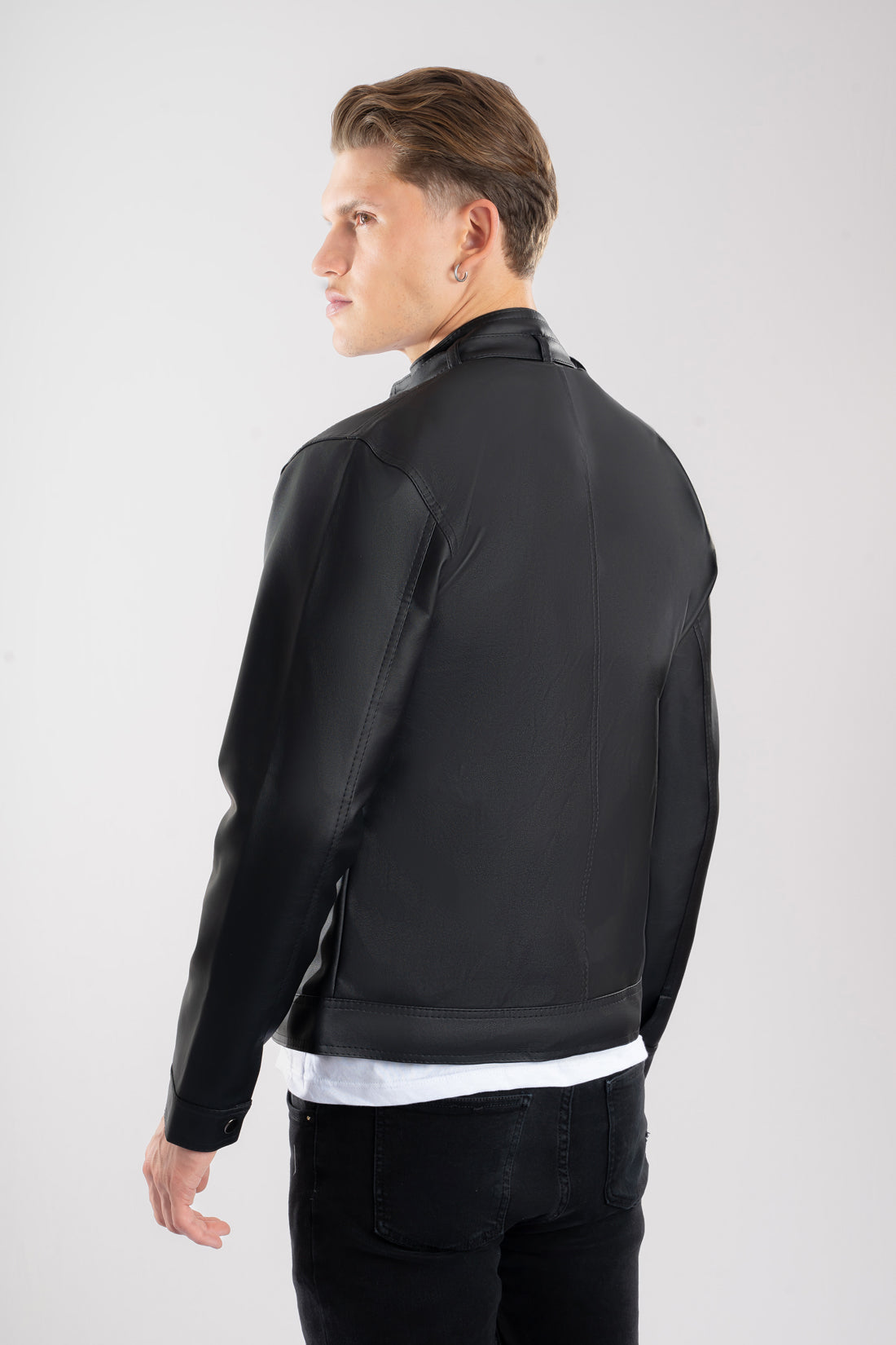 Vista trasera de la chaqueta clásica de Cuerotex color negro, mostrando el corte atemporal.