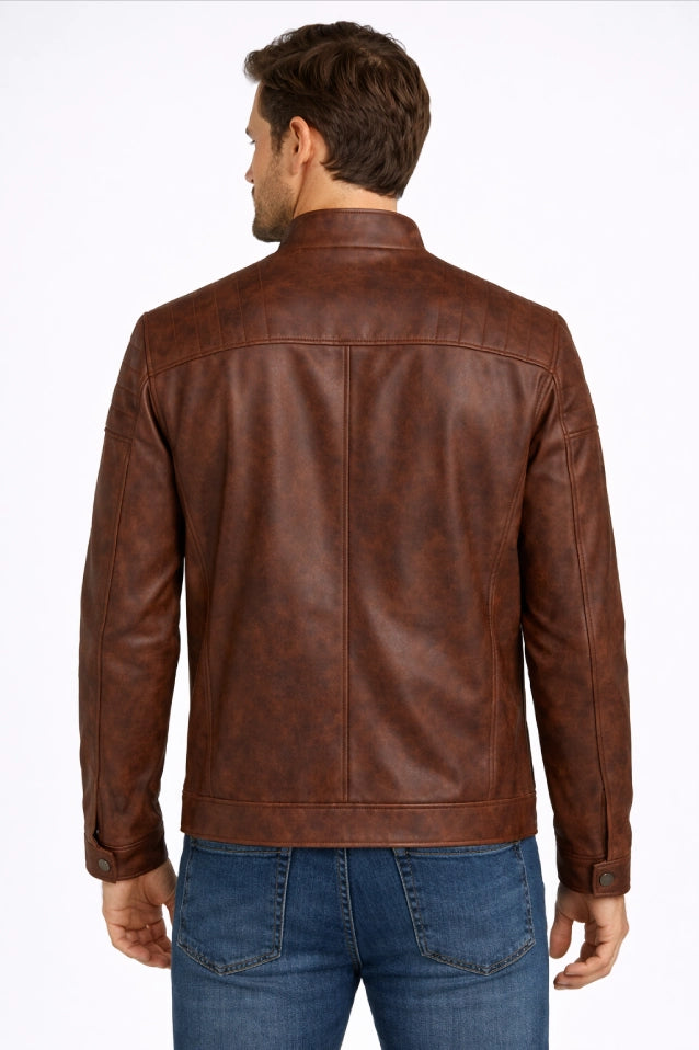 Chaqueta marrón para hombre, vista de espalda, diseño minimalista de bloques de color tono sobre tono en cuerotex premium. Envíos nacionales con opción de Pago Contra Entrega y crédito inmediato.