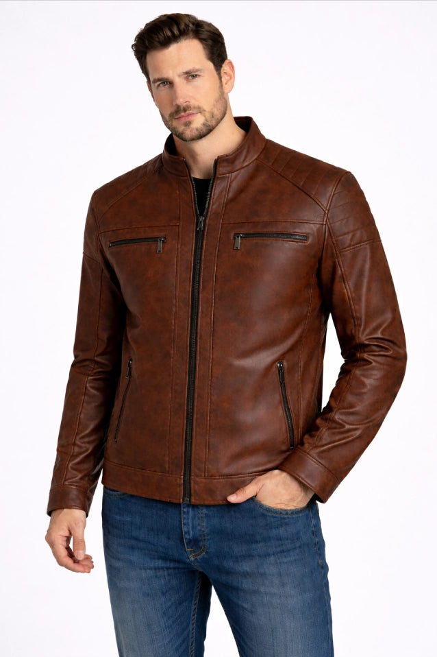 Chaqueta marrón para hombre, vista de frente, diseño minimalista de bloques de color tono sobre tono en cuerotex premium. Envíos nacionales con opción de Pago Contra Entrega y crédito inmediato.