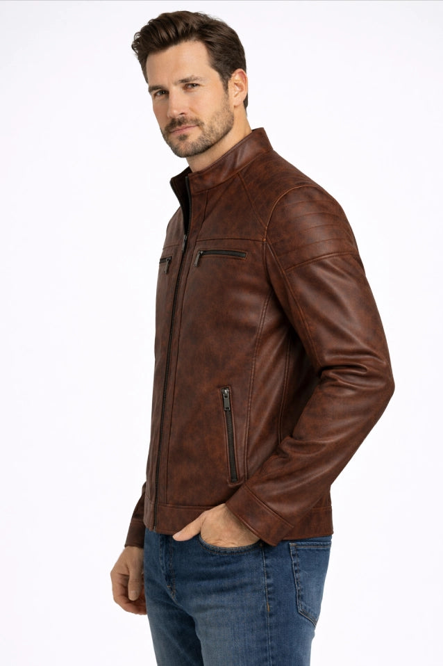 Chaqueta marrón para hombre, vista de lateral, diseño minimalista de bloques de color tono sobre tono en cuerotex premium. Envíos nacionales con opción de Pago Contra Entrega y crédito inmediato.